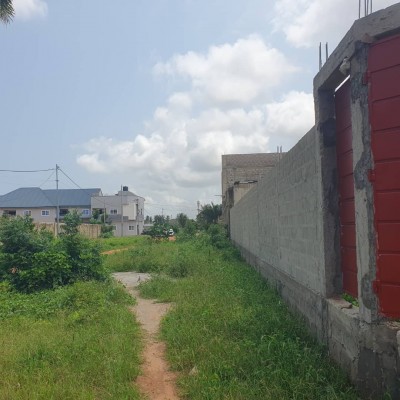 2 lots collés avec titre foncier global  proche etat civil